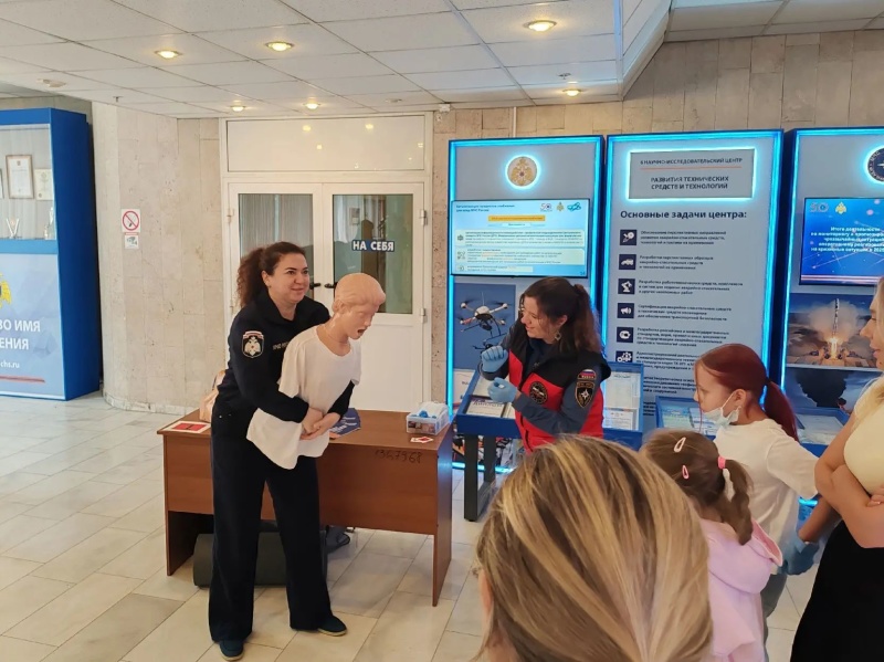 Специалисты ЦЭПП обучили навыкам оказания первой помощи сотрудников центрального аппарата МЧС России и членов их семей