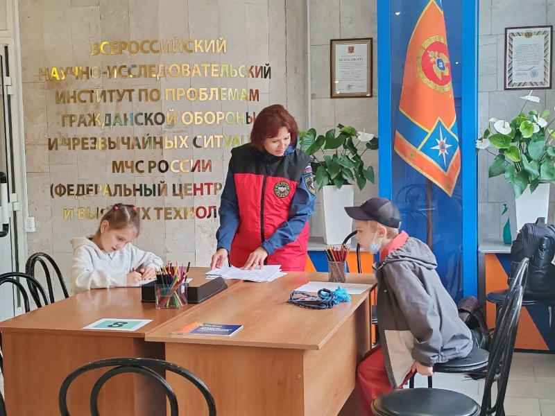Специалисты ЦЭПП обучили навыкам оказания первой помощи сотрудников центрального аппарата МЧС России и членов их семей