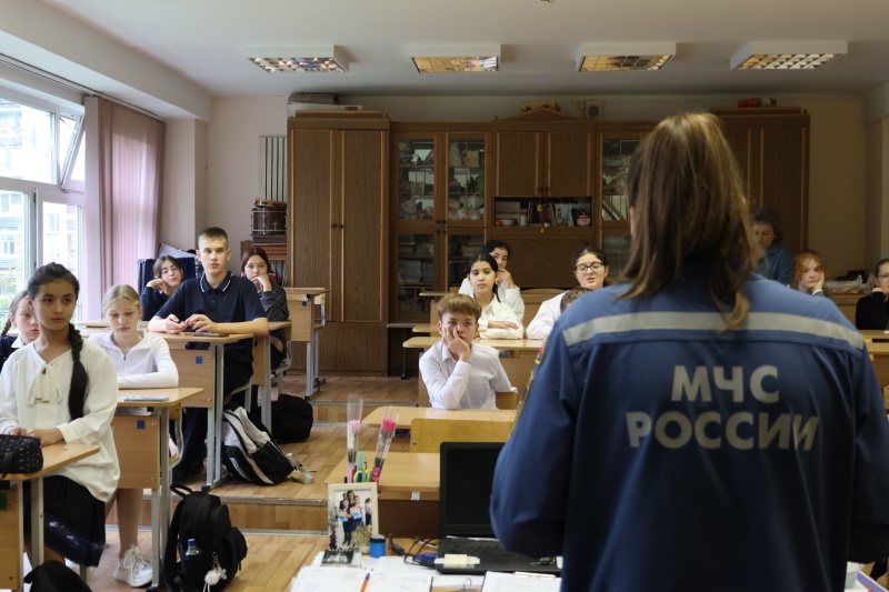 Сотрудники МЧС России по Пермскому краю взаимодействуют с общеобразовательными организациями в рамках акции Единый урок оказания первой помощи