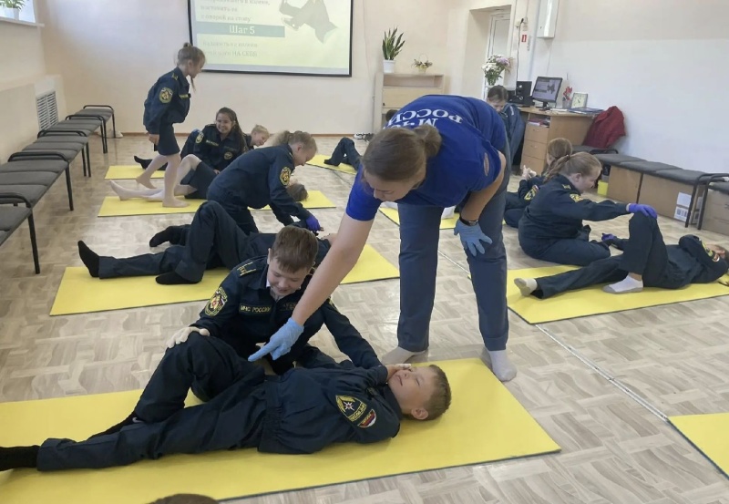 В сентябре сотрудники МЧС России провели 1135 уроков первой помощи